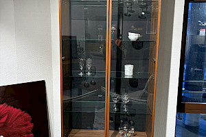 Vitrine Ramon in Nußbaum Nova mit Beleuchtung